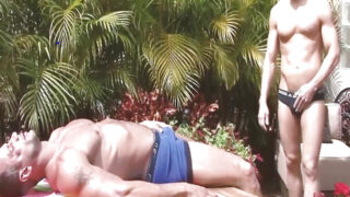 Alex Adams recebe uma penetração anal sem proteção ao ar livre antes de engolir uma enorme ejaculação.