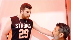 coroa tava espiando no banheiro e acaba sendo fudido / ursao fode gordinho branquinho ate gozar (dobradinha completa)