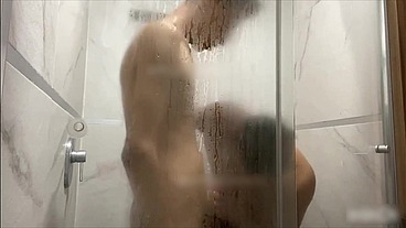hombre Vergon nos rompe el culito mientras nos bañamos
