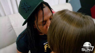 فتاة لاتينية شقراء تتلقى ضربات شرجية عميقة من عشيقها