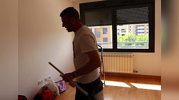 Mel y el pintor acaban montándoselo en el suelo
