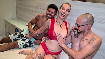 A Milf Fada Mel gozou muito fodendo com os dois cariocas que o Jr Doidera levou pra gravar com ela