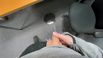 jjreilly79 takes a MASSIVE PISS on the OFFICE CARPET