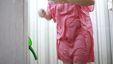 Bokep indo Ngintip Cewek Montok Mandi Pakai Gaun Satin Transparant