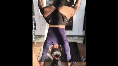 Her juicy ass twerkin in fishnets while worshipping her own feet