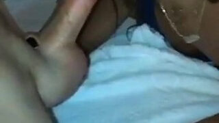 Chica caliente recibe una follada anal intensa en un gangbang salvaje