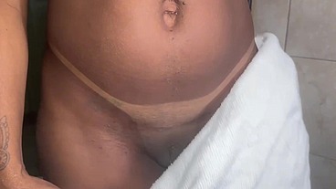Sexo no banheiro com uma negra gostosa que eu conheci no pagode .