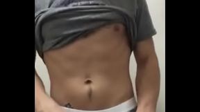 Boy bate uma punheta escondido no trabalho