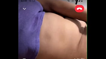 Mulher tirando a roupa