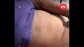 Mulher tirando a roupa