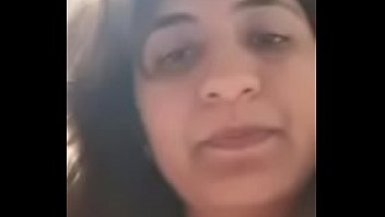 Fille indienne se masturbe devant la camera