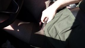 sexy pause mit dem auto in schwarzer feinstrumpfhose
