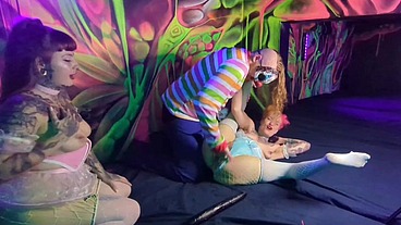 CLOWNS GO TO SQUIRT TOWN! HARDCORE THEEESOME