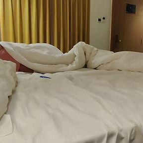 GIRLFRIEND GIVING BLOWJOB IN BED