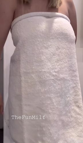 Curvy girl drops her towel for a surprise fuck session