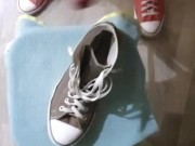 Je remplis ma converse de sperme
