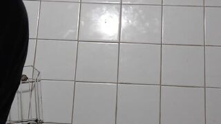 Cảnh quay cận cảnh một người đồng tính nam trẻ tuổi giả gái bị hiếp dâm qua đường hậu môn.