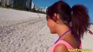 Amateur-Hure im Bikini bei Hardcore-Anal-Orgie genagelt