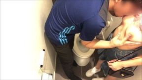 彼女の身体を見て勃起してしまう変態彼氏