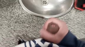 Una pajita en vestidores con lechita al final