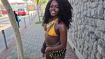 Novinha primeira vez fazendo porno foi aliciada na rua saindo do bloco de carnaval e acabou ganhando pica ate no cu e leite no motel