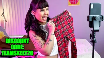 Beca Barbie squeezes her curvy body into tight leggings for steamy try on video