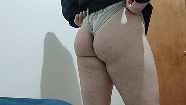 Mostrando a minha bunda grande na internet em troca de um Celular