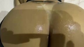 fui pega pelo novinho dotado me exibindo e ele colocou a piroca na minha boquinha e me fez sentar ate me gozar toda
