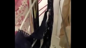 美容師內褲故意曬在浴室,都給客人欣賞打手槍