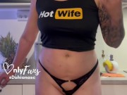 Haciendo travesuras en la cocina 😈