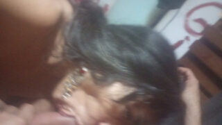 Heißes Mädchen lässt sich von einem bisexuellen Hengst ordentlich durchnehmen.