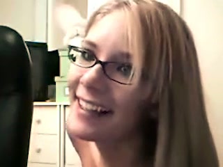 Svelte hot like hell blond haired nympho flashed her bum on webcam