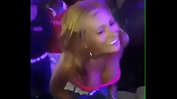 Mujer se desnuda en la Feria de David - Panam&aacute_