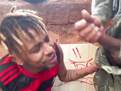 Deu o cu pro milico atr s do quartel e ficou com o cu c