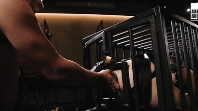BighandsFF Takes Full Advantage Of Axel Abysses Caged Hole