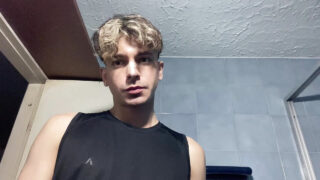 痩せたコロンビアのウェブカメラアマチュアが手コキをし、ザーメンを飲み込み、マンコ遊びで顔射を受ける