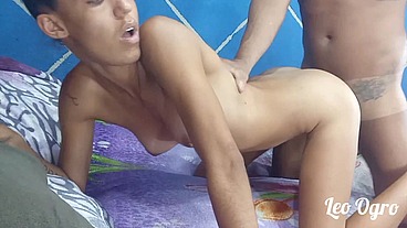 18yo padrasto abusivo entra no quarto e rouba a inocência da filha . (Anaclara)