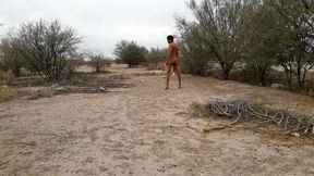 sexytrans caliente desnuda en publico con tacones se mete dildo anal y lo disfruta delicioso