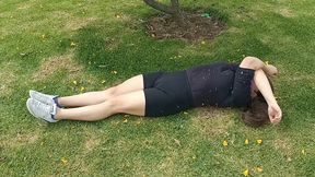 haciendo ejercicio sin ropa interior con un agujero en el short