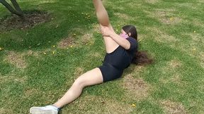 haciendo ejercicio sin ropa interior con un agujero en el short