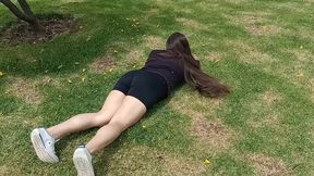 haciendo ejercicio sin ropa interior con un agujero en el short