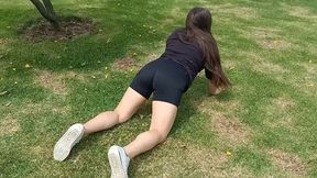 haciendo ejercicio sin ropa interior con un agujero en el short