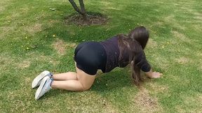 haciendo ejercicio sin ropa interior con un agujero en el short