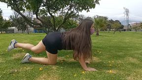 haciendo ejercicio sin ropa interior con un agujero en el short
