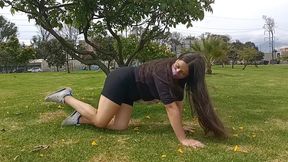 haciendo ejercicio sin ropa interior con un agujero en el short