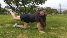 haciendo ejercicio sin ropa interior con un agujero en el short