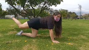 haciendo ejercicio sin ropa interior con un agujero en el short