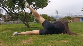haciendo ejercicio sin ropa interior con un agujero en el short
