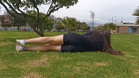haciendo ejercicio sin ropa interior con un agujero en el short