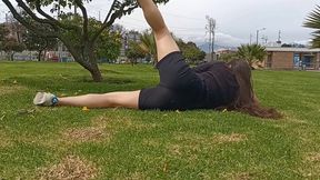 haciendo ejercicio sin ropa interior con un agujero en el short